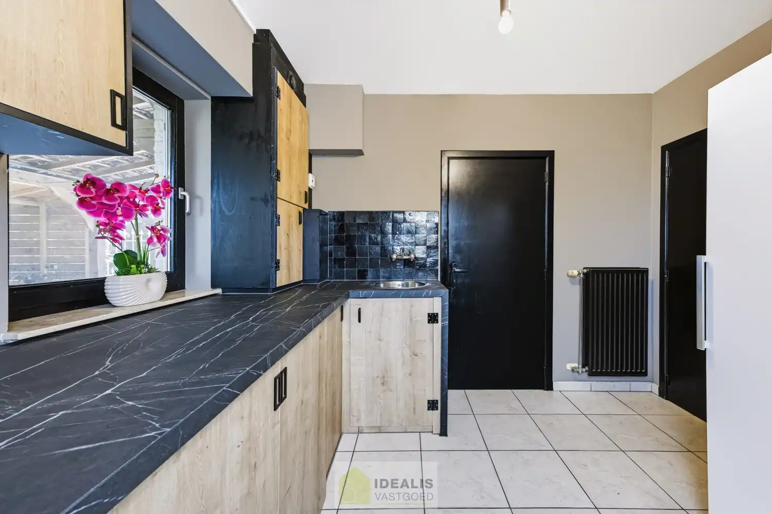 IDEALIS VASTGOED – EEN AANGENAME VRIJSTAANDE WONING MET EEN NIEUWE KEUKEN EN BADKAMER, EEN HEERLIJK RUIME WOONKAMER MET SPEKSTEENKACHEL, EEN EXTRA RUIME VERANDA (VOLLEDIG AF TE SLUITEN MET GLAZEN PUIEN), 3 SLAAPKAMERS, EEN EXTRA MULTIFUNCTIONELE RUIMTE (INGERICHT ALS KANTOOR MET APARTE INGANG) OP EEN RIANT PERCEEL VAN 14A 51CA, VOLLEDIG OMHEIND, VOORZIEN VAN VOLDOENDE PARKEERRUIMTE EN EEN PRACHTIGE CARPORT VOOR 2 WAGENS! foto 26