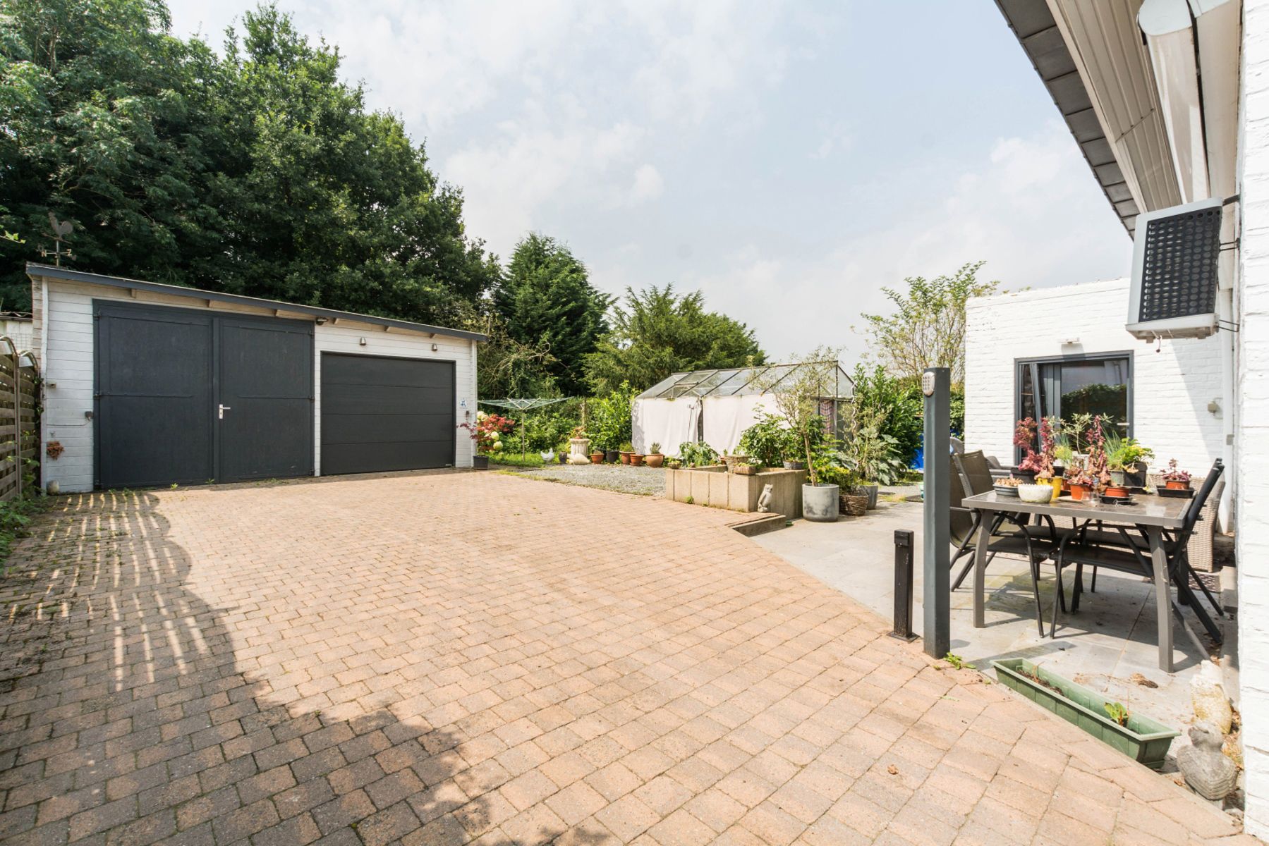 Ruime, verzorgde & instapklare woning OB met garages en tuin foto 7