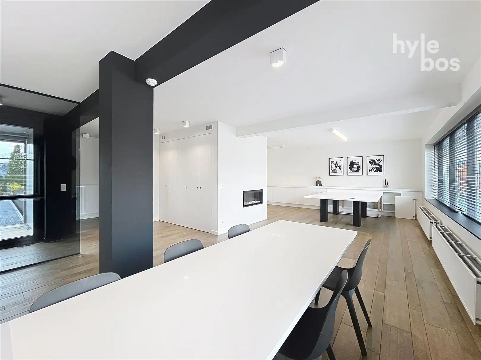 Ruime, moderne kantoorruimte  foto {{pictureIndex}}