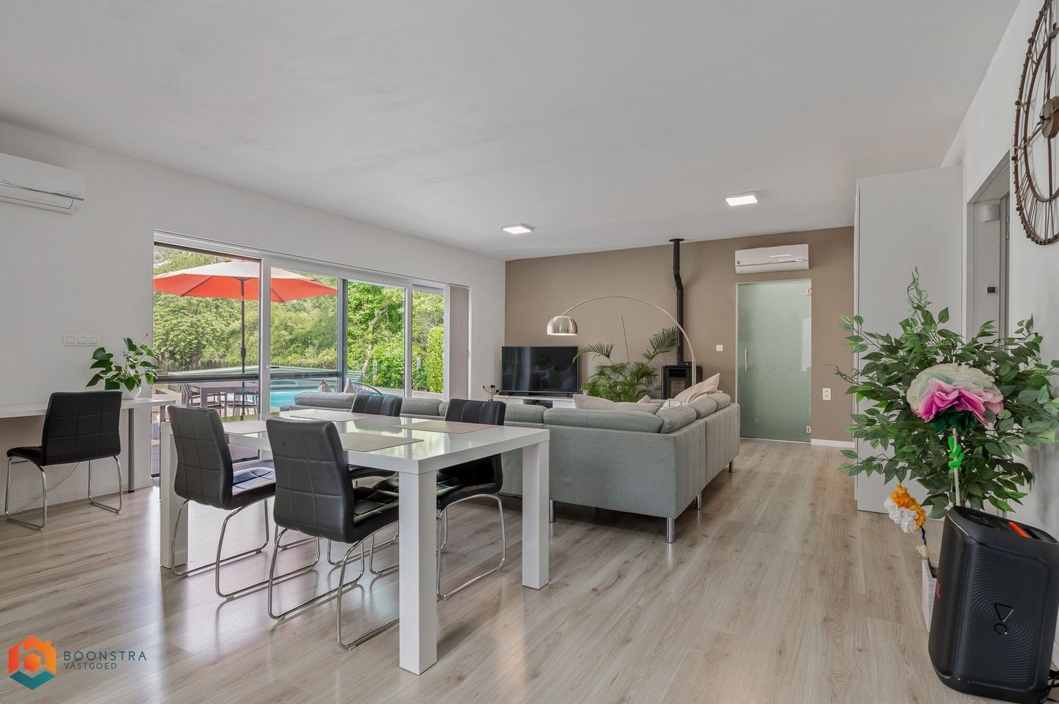 Gelijkvloerse woning met 3 slpkrs, ruime tuin en zwembad foto 4
