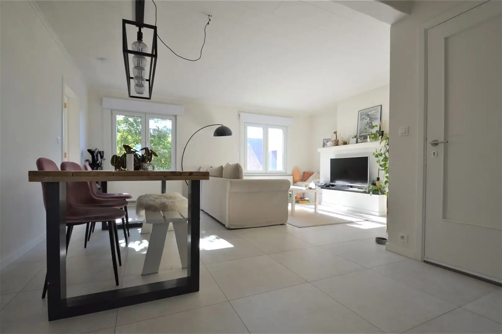 Gerenoveerd appartement te Sint-Gillis foto {{pictureIndex}}