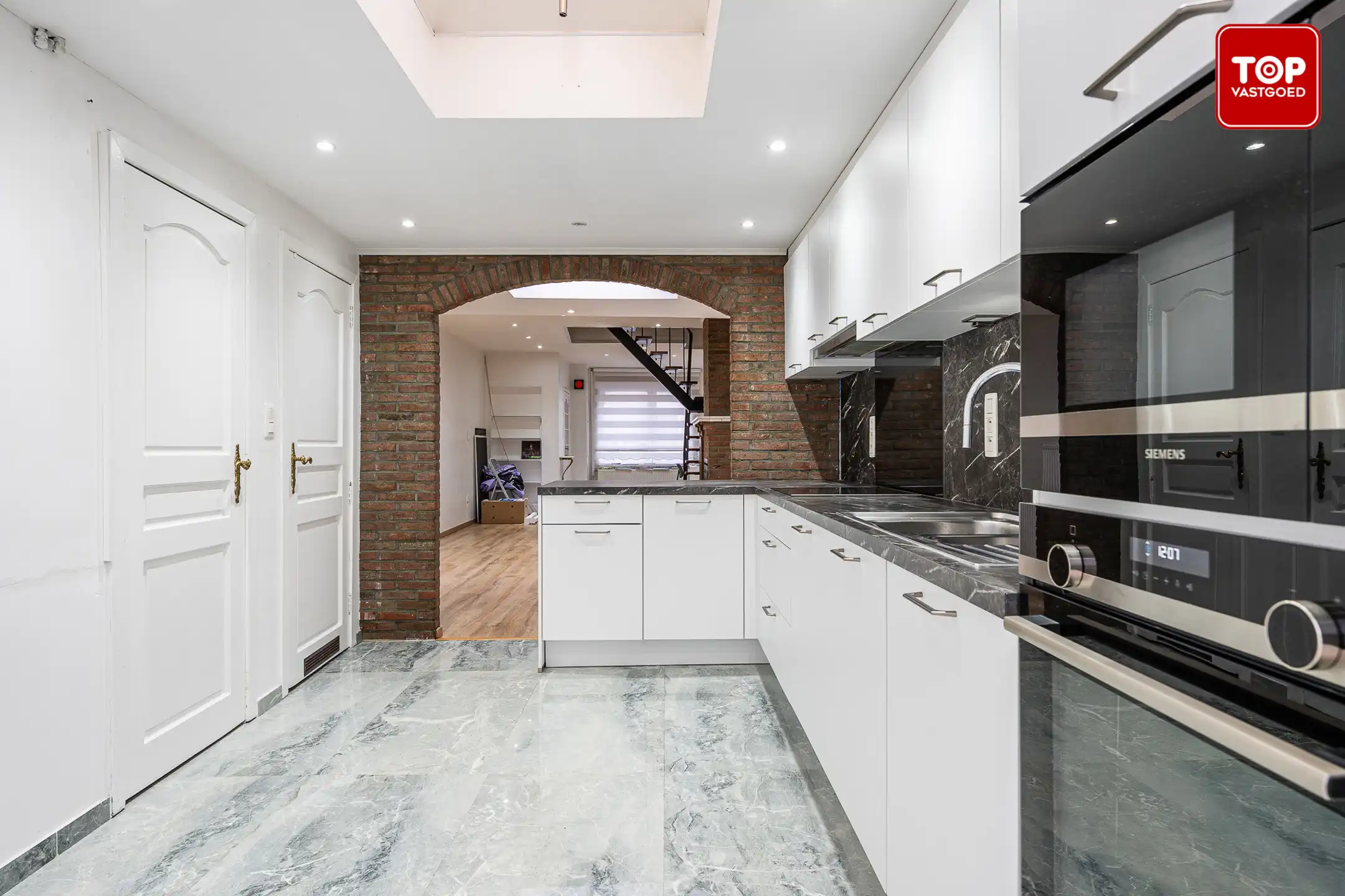 Instapklare woning met stadkskoer op gunstige locatie. foto 10