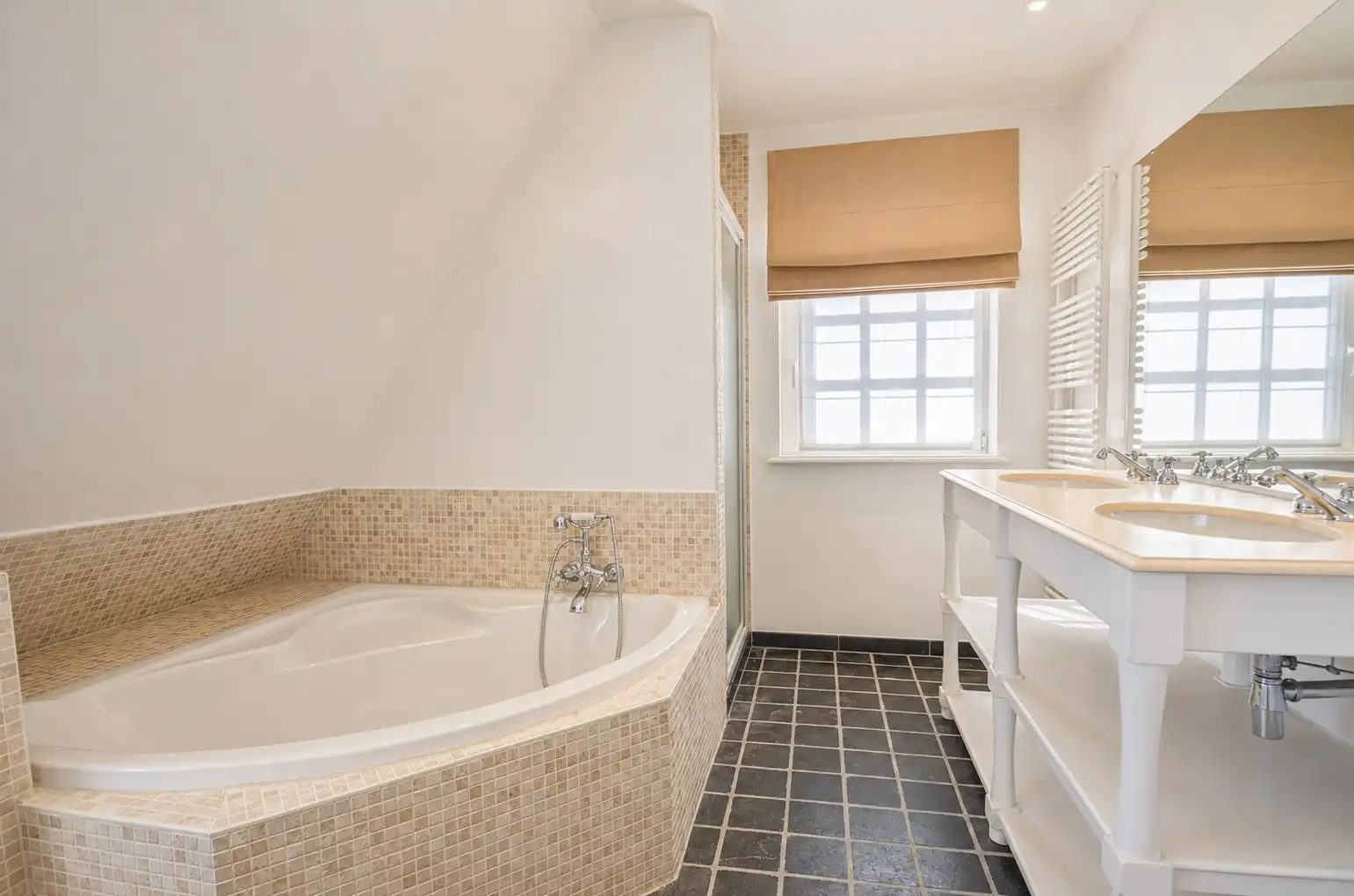 Tijdloze villa met uitzonderlijke vergezichten op een residentiële locatie. foto 33