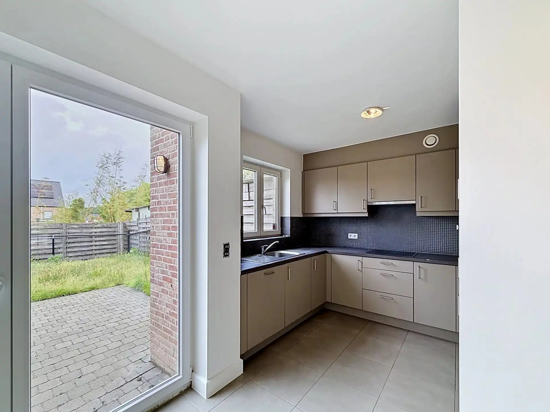 Gezellige woning met 2 grote slaapkamers, tuin en carport foto 9