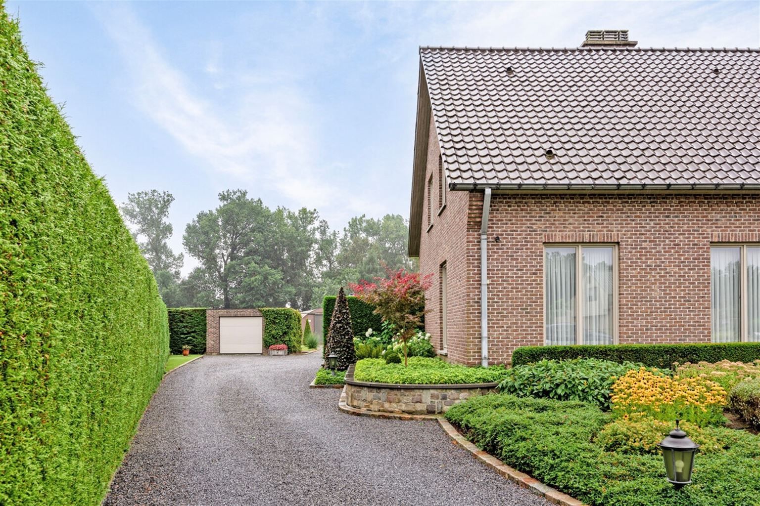 Vrijstaande villa op een uitzonderlijk perceel van 34a86ca met 4 slaapkamers, garage, riante tuin en ruime opslagplaats, gelegen nabij het centrum van Maaseik. foto 45