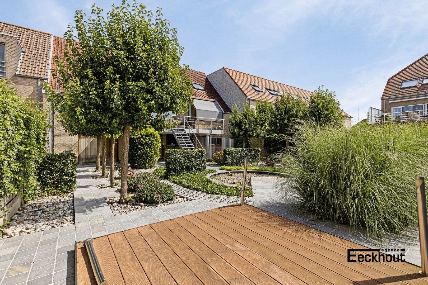 Dubbele rijwoning met 2 garages en plaats voor 4 auto's.  foto {{pictureIndex}}
