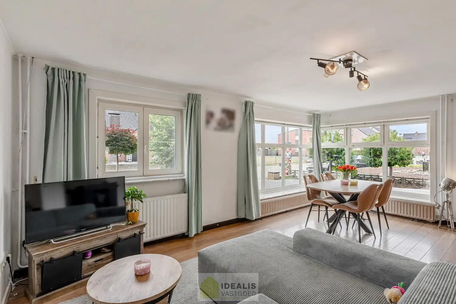 CHARMANTE EN GOED ONDERHOUDEN WONING MET 2 SLAAPKAMERS, 2 BADKAMERS, KNAP UITGERUSTE KEUKEN EN LICHTRIJKE WOONKAMER OP EEN HEERLIJK PERCEEL MET GROEN VERGEZICHT! foto 5