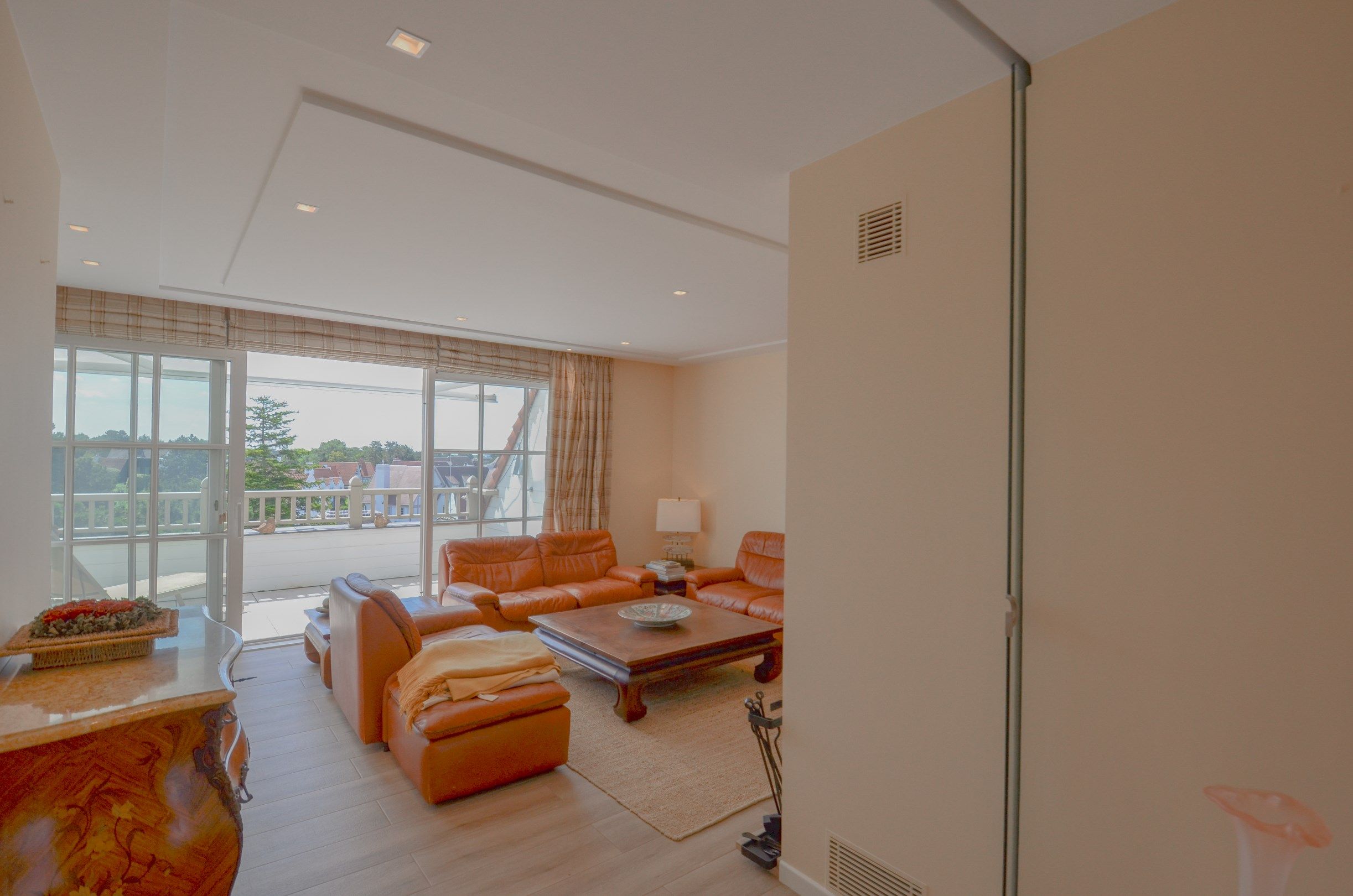 Stijlvol duplexappartement met zonnige terrassen en open zicht op de villa’s van het Zoute. foto 7