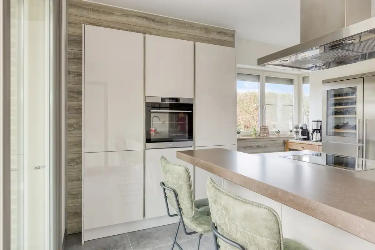 Instapklare villa met 3 slaapkamers, grote bureelkamer en garages foto 13