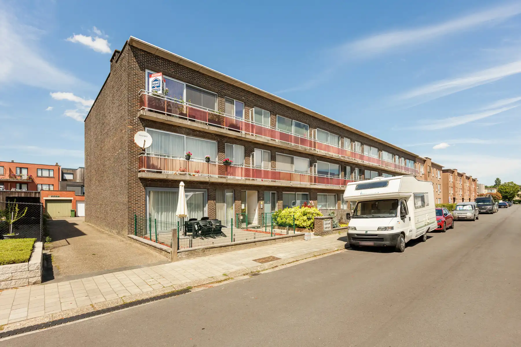 Totaal gerenoveerd appartement (99m²) met 2 slaapkamers en terras. foto 2