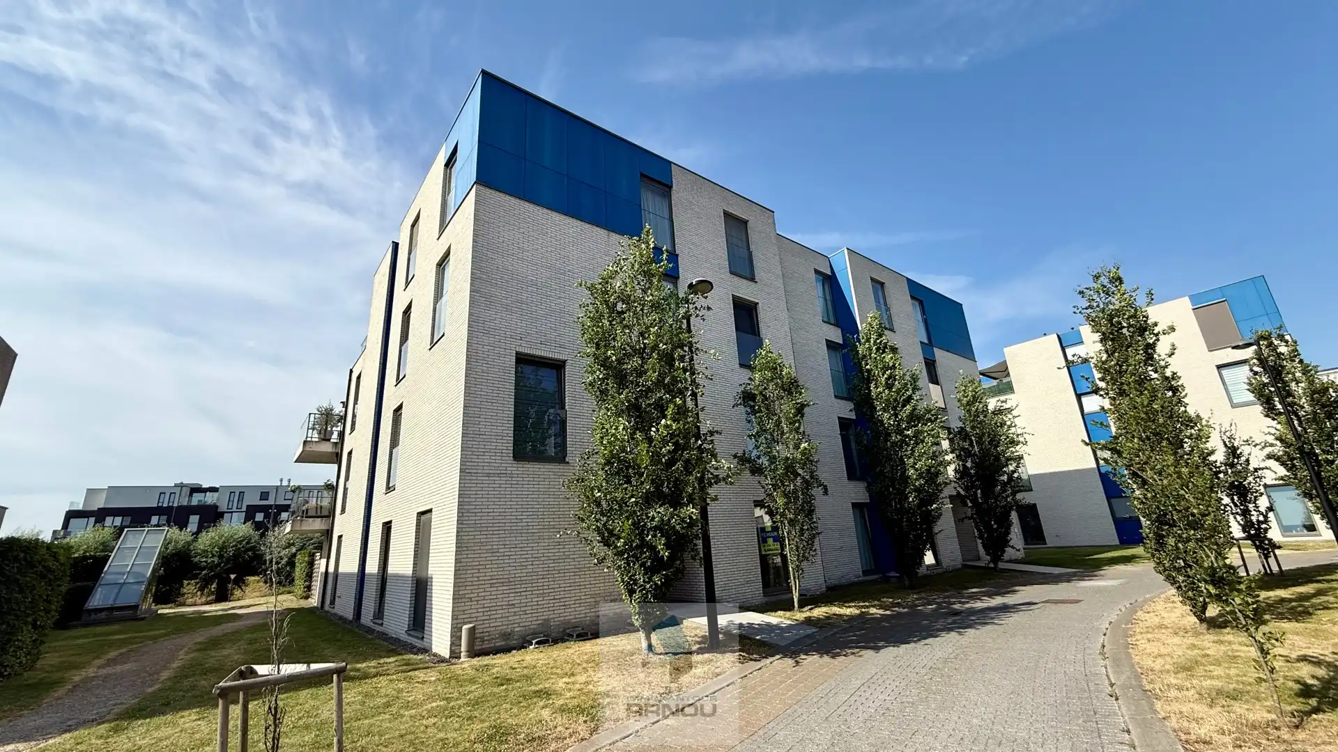 Centraal gelegen, gelijkvloers appartement met 2 slaapkamers en ruim terras met zicht op de Leie foto {{pictureIndex}}