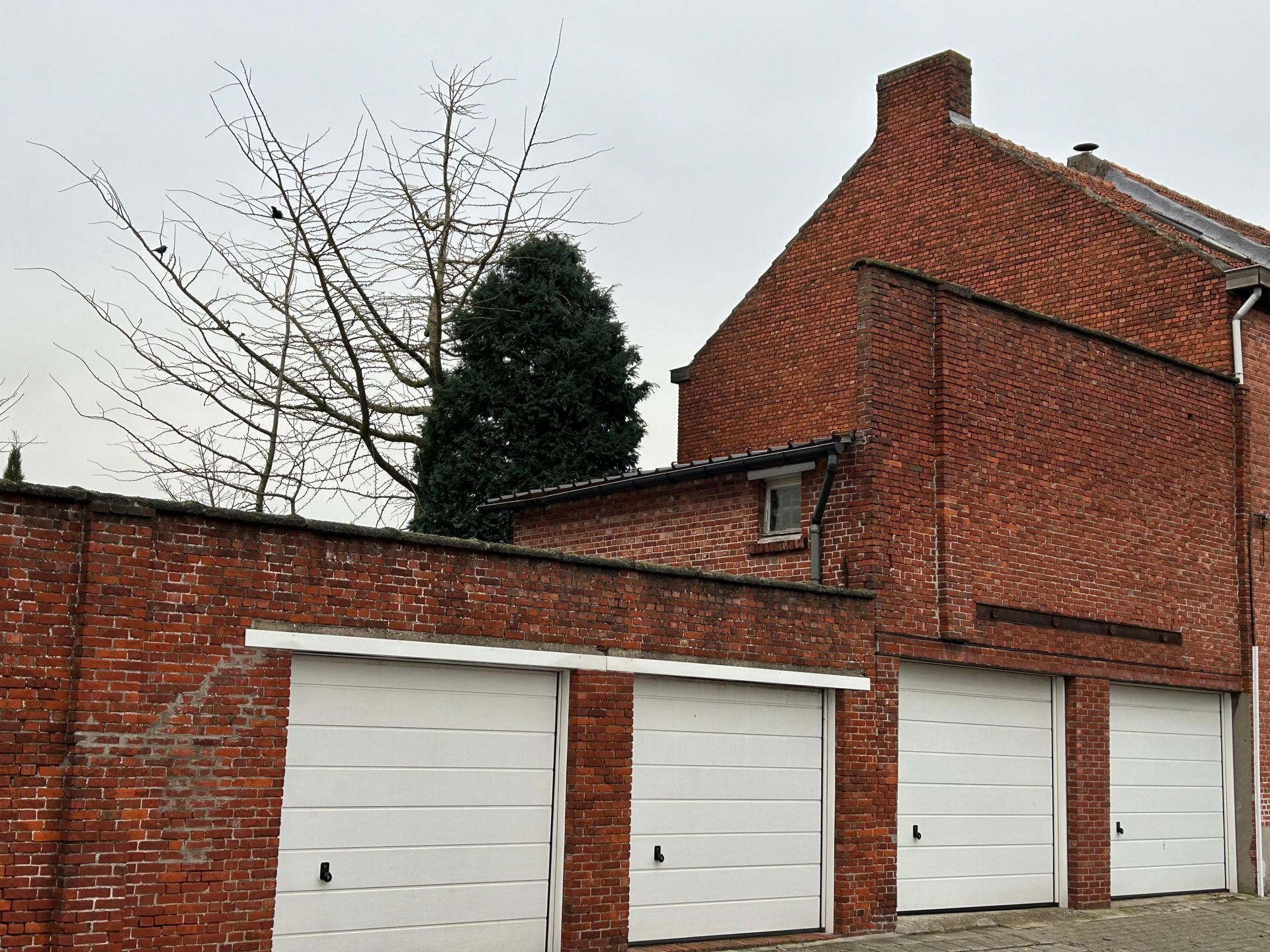 Afgesloten garagebox met bovenliggende berging te koop foto 2