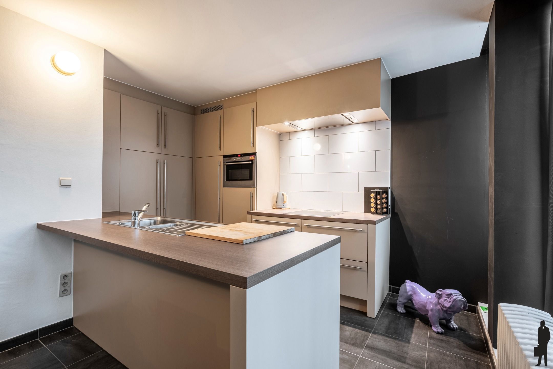 Stijlvol bemeubeld appartement van 97m² met unieke bankkluis foto 7