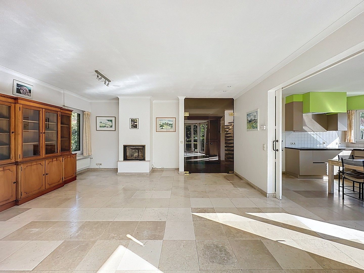 Zonovergoten alleenstaande villa met grote prachtige tuin (1.002m²). foto 4
