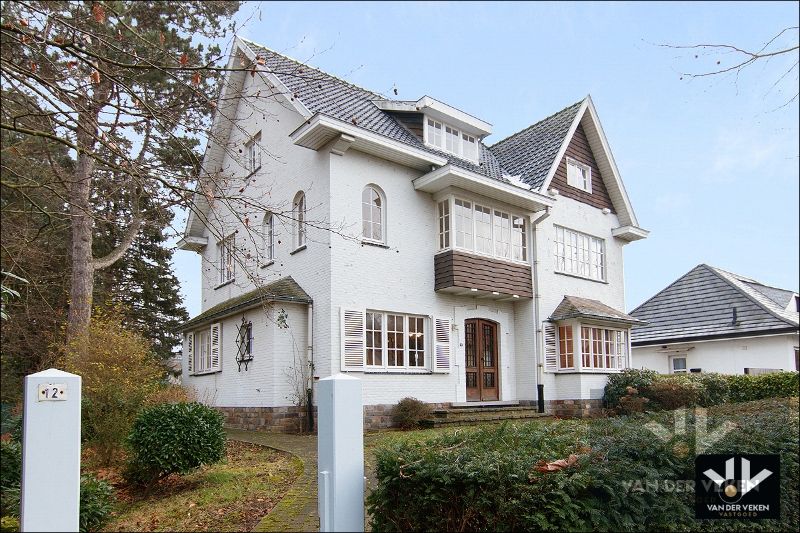 Hoofdfoto van de publicatie: STATIGE VILLA OP TOPLOCATIE HOLLANDS VELD