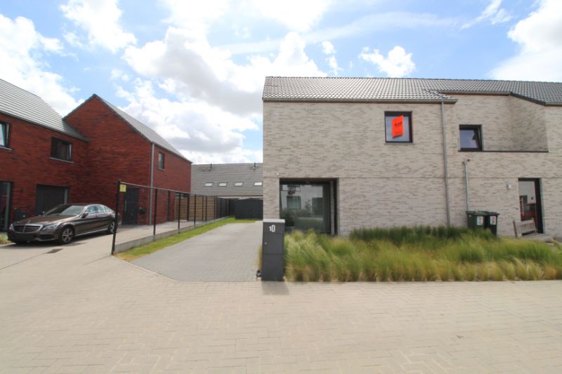 Recente hoekwoning bij centrum Poperinge foto 2