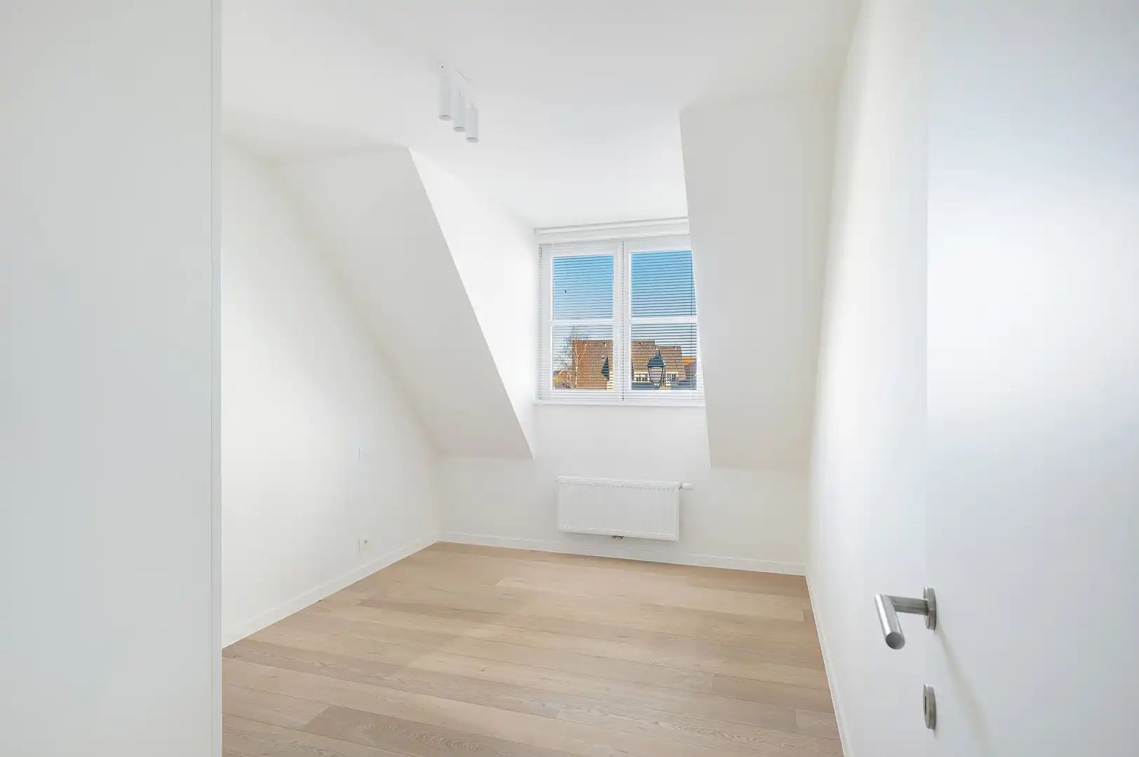 OPENDEUR ZATERDAG 18 APRIL TUSSEN 14U-16U -  Ruime woning met vier slaapkamers en een grote tuin, gelegen in een rustige en aangename omgeving. foto 21