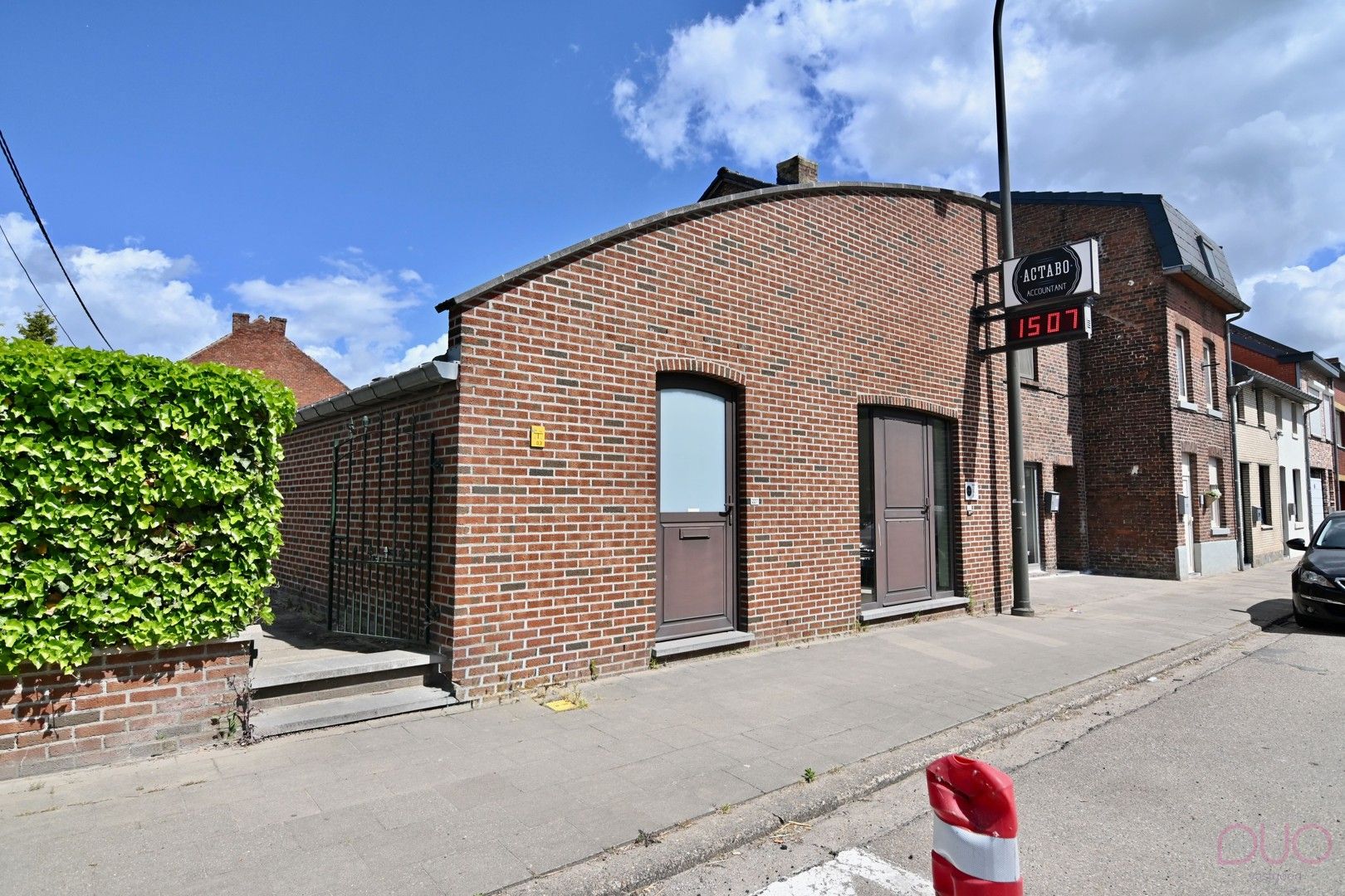 Gelijkvloerse  woning met 1 slaapkamer (optioneel 2) met achterliggend 2 garages nabij het centrum van Tongeren foto 2