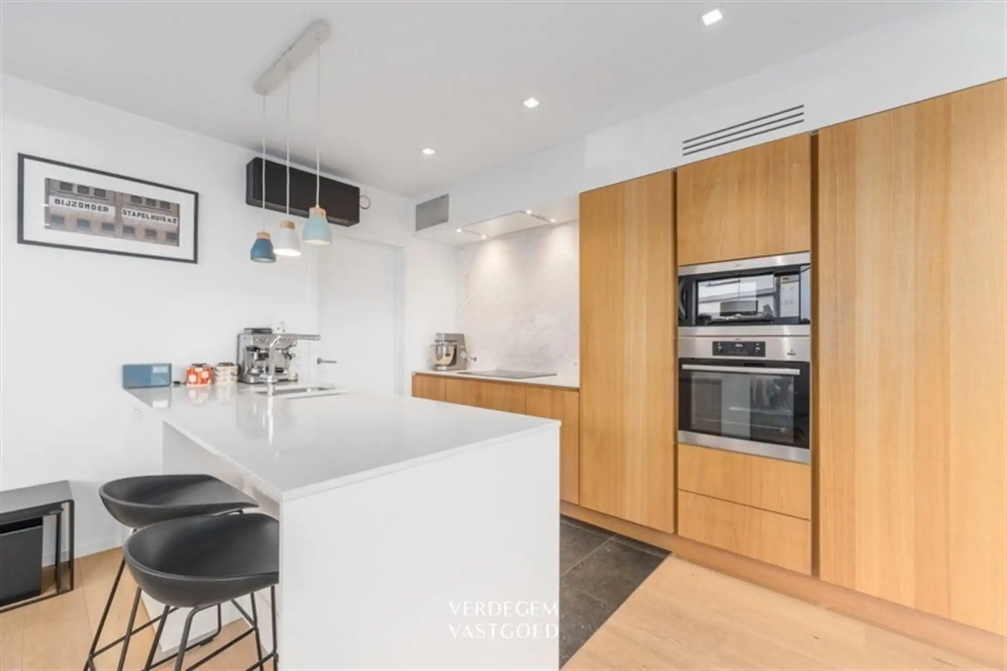 Knappe gezinswoning met 3 slaapkamers, tuin en inpandige garage op een topligging foto 3