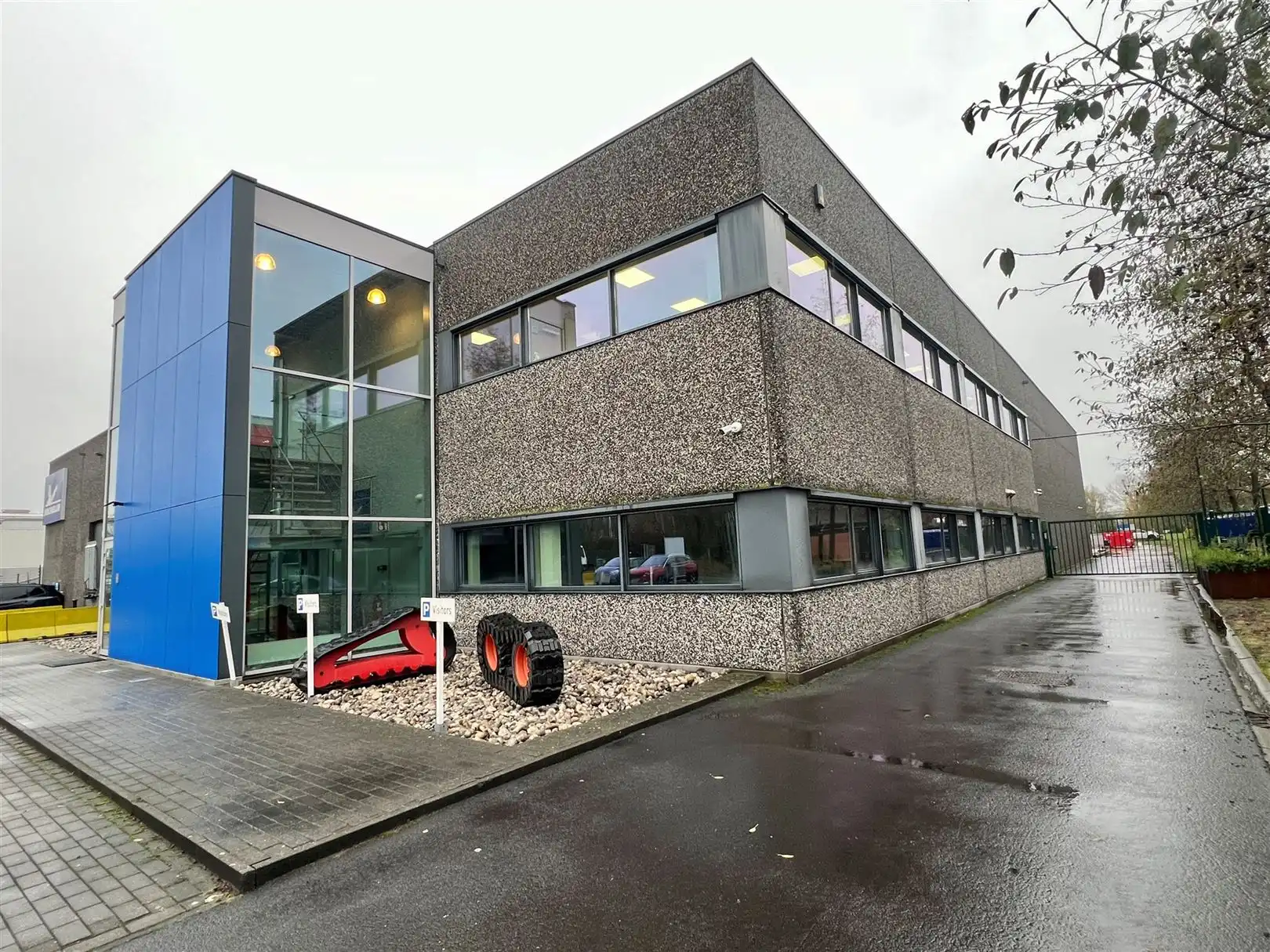 Kantoorgebouw foto {{pictureIndex}}