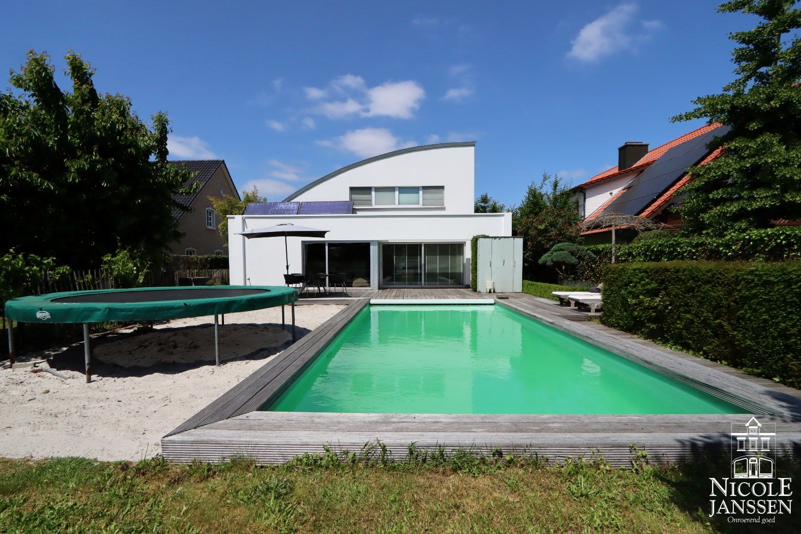 Ruime en speels ingedeelde woning met bijzondere architectuur en praktijkruimte foto {{pictureIndex}}