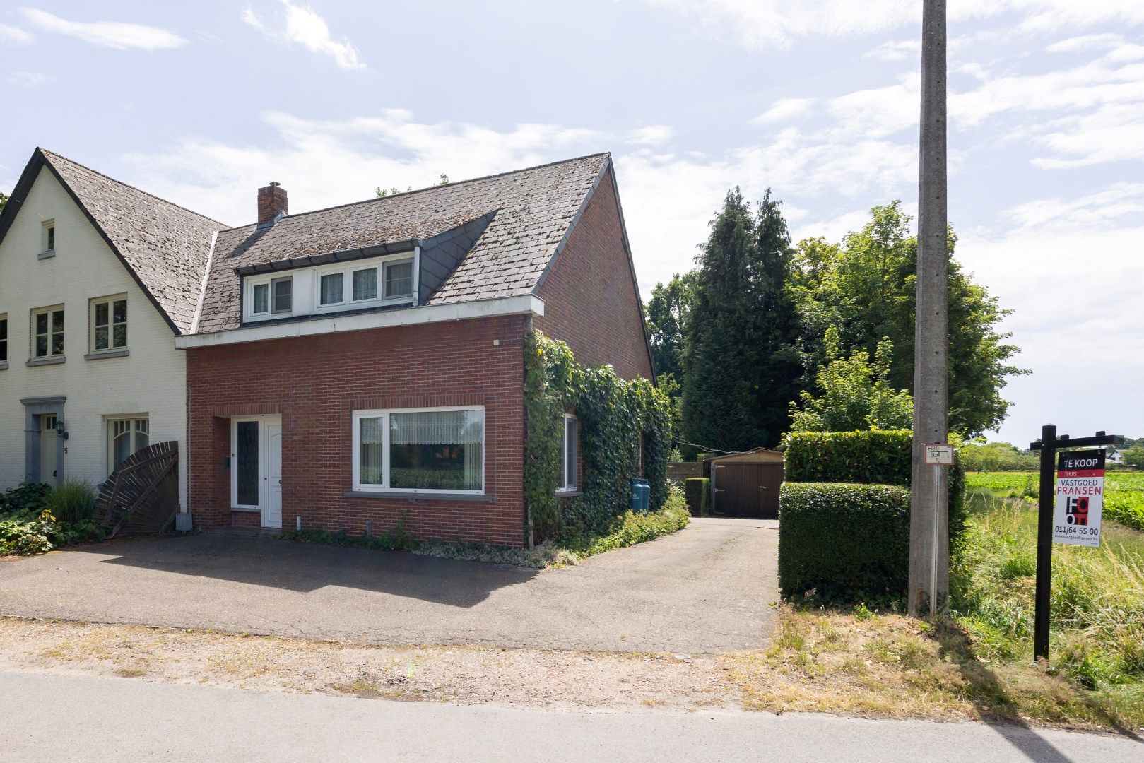 Hoofdfoto van de publicatie: Halfopen woning op een perceel van 12a58ca te koop!