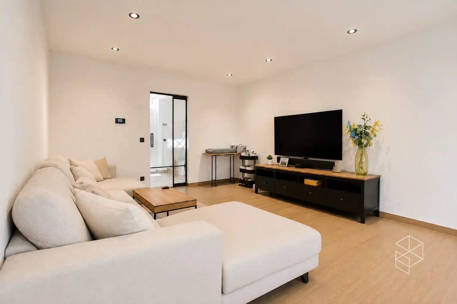 Recente (bj. 2024) royale woning &nbsp;met 3 grote SLPK en tuin op uiterst rustige locatie foto 4