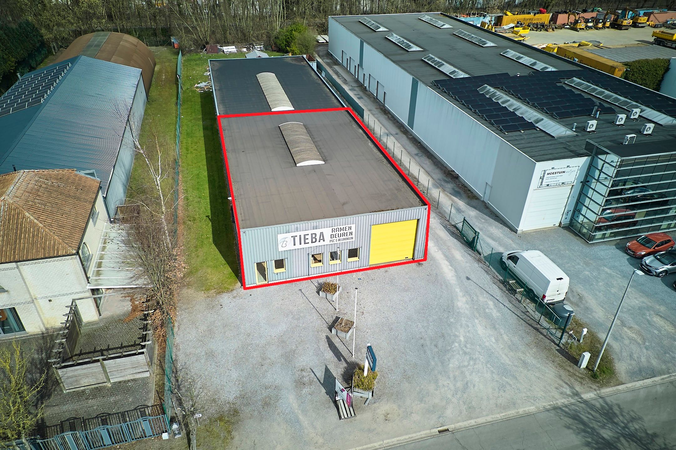 TE HUUR Zonhoven: Bedrijfsgebouw van +/- 390m² incl. kantoor foto 2
