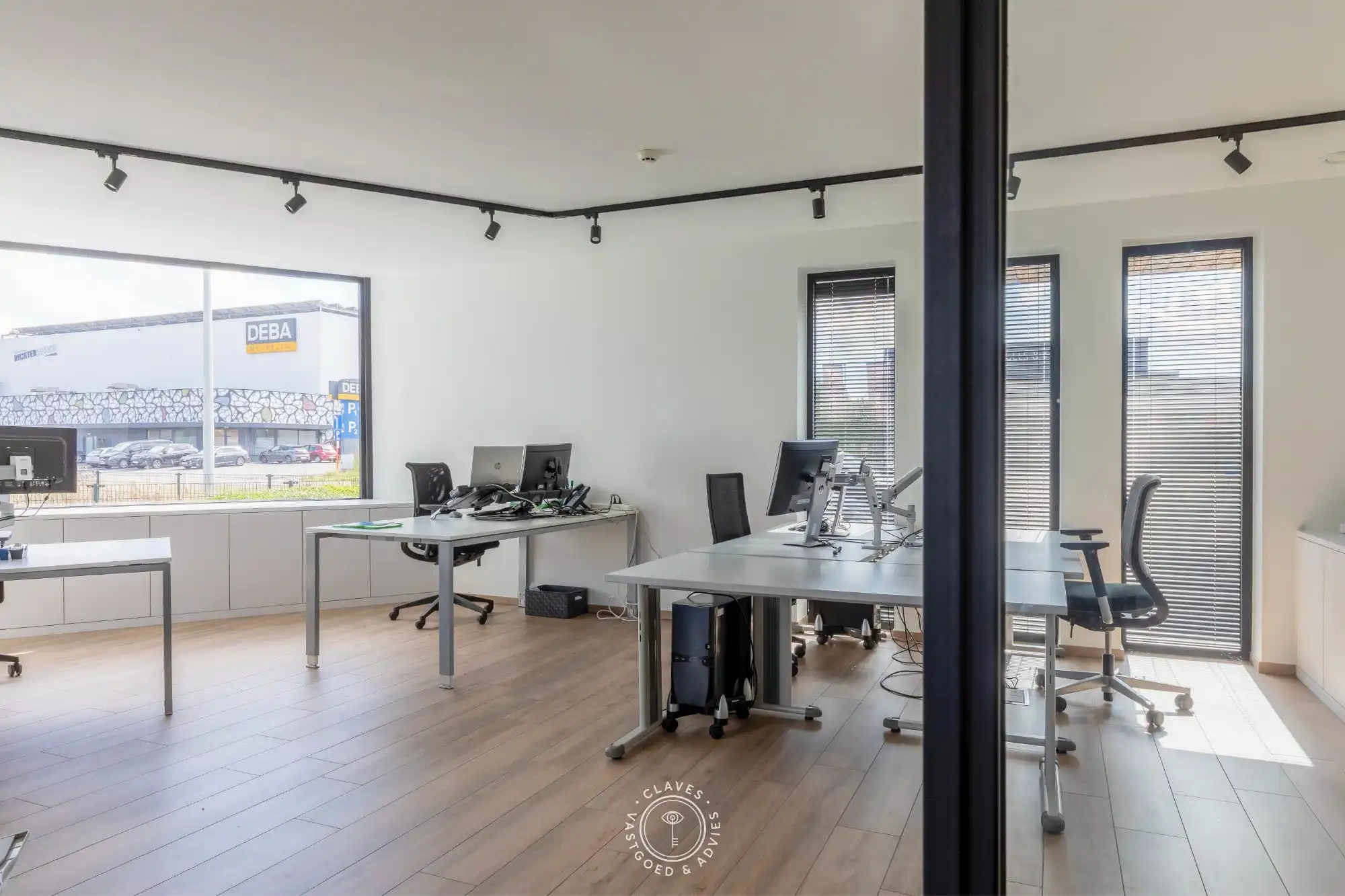 Modern kantoorgebouw met verhuurd appartement op uitstekende zichtlocatie in Belsele foto 10