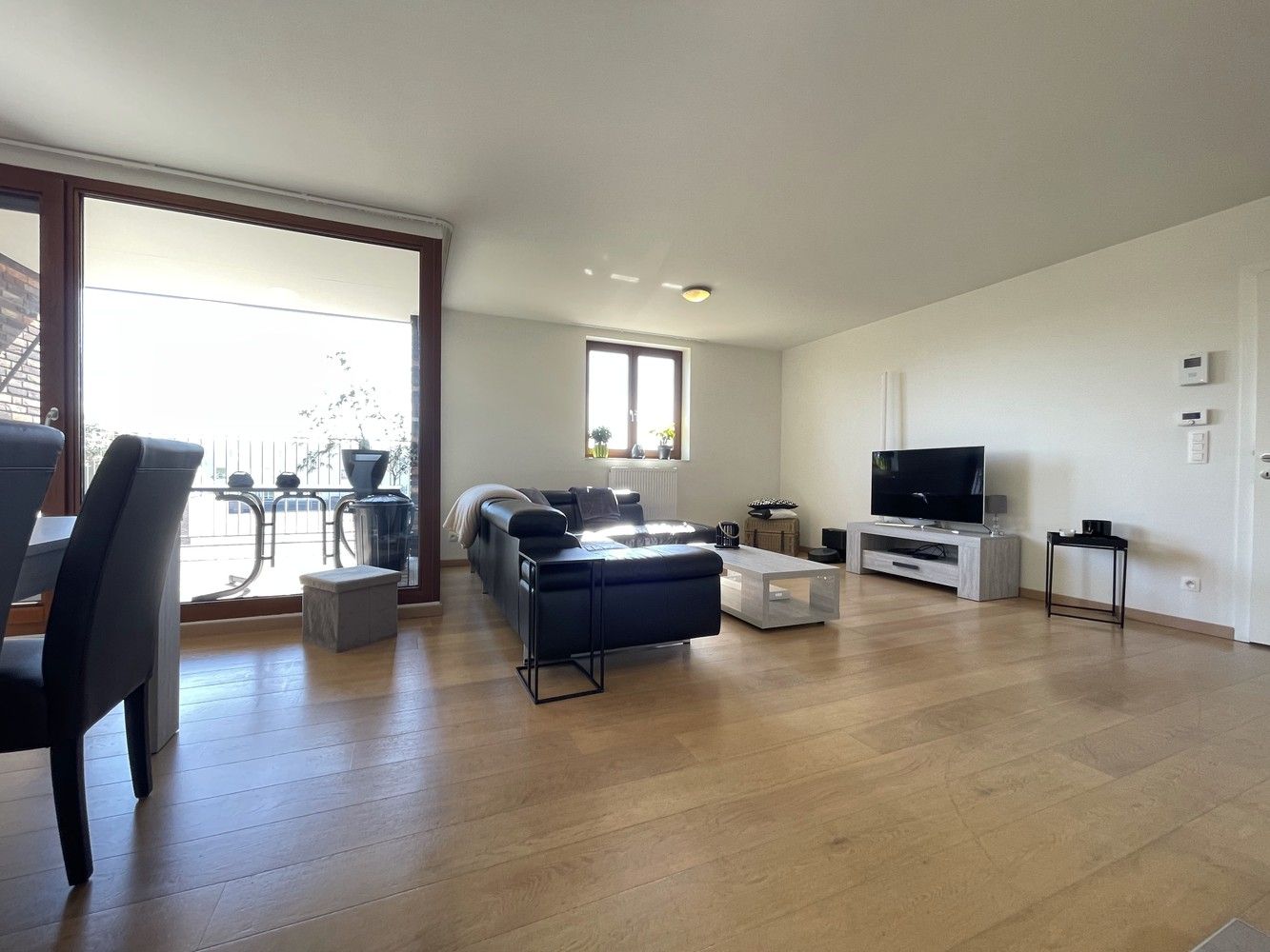 Net appartement met 2 slaapkamers, terras en autostaanplaats foto 3