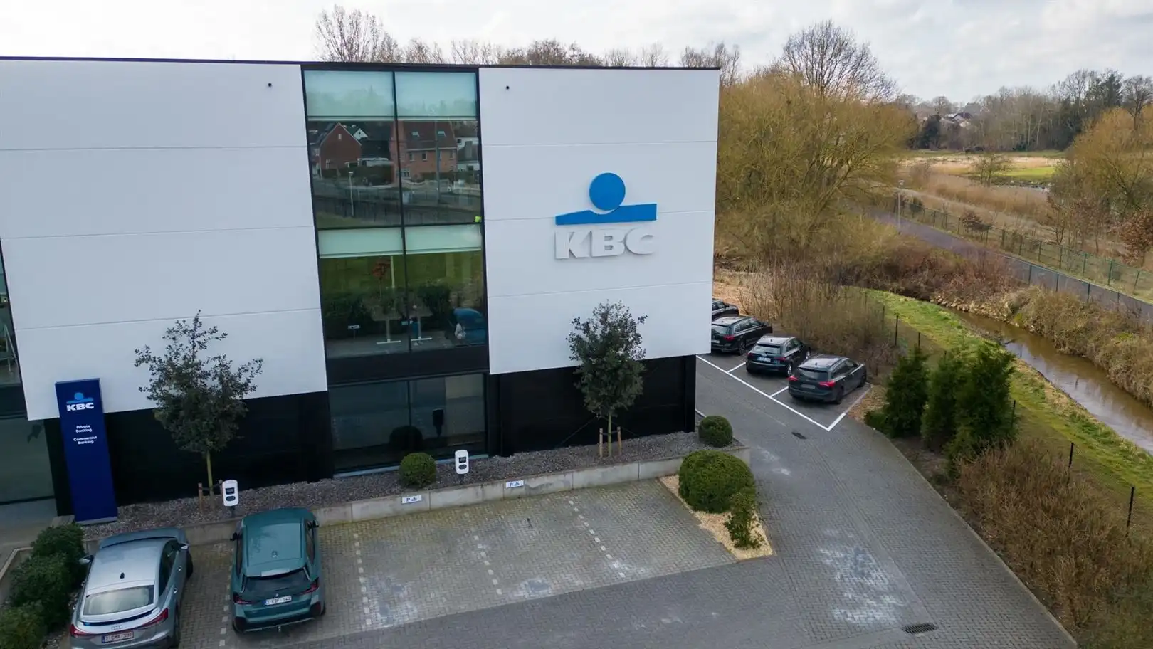 Kantoorgebouw foto {{pictureIndex}}