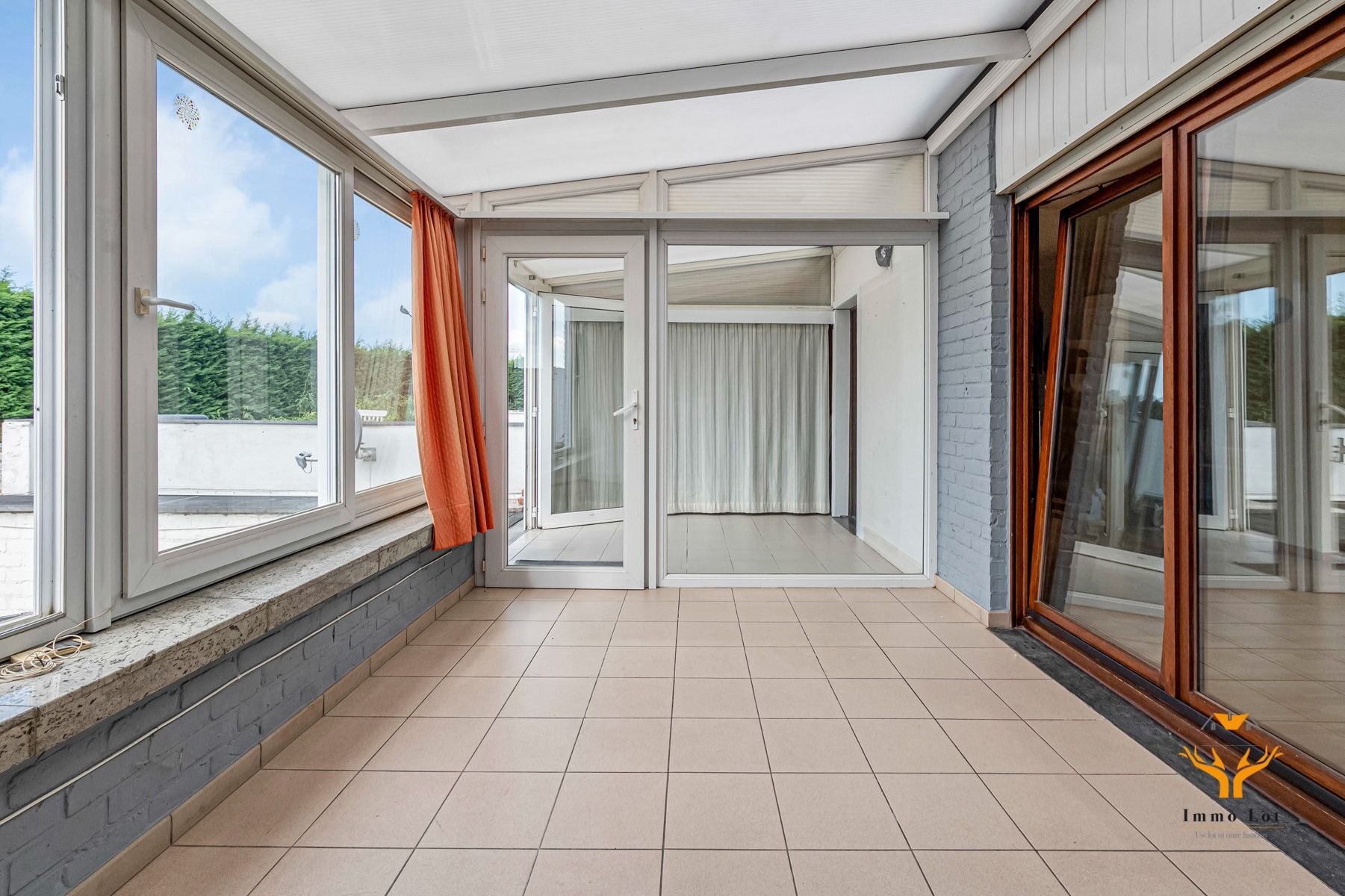 Op te frissen appartement met ruim terras foto 4