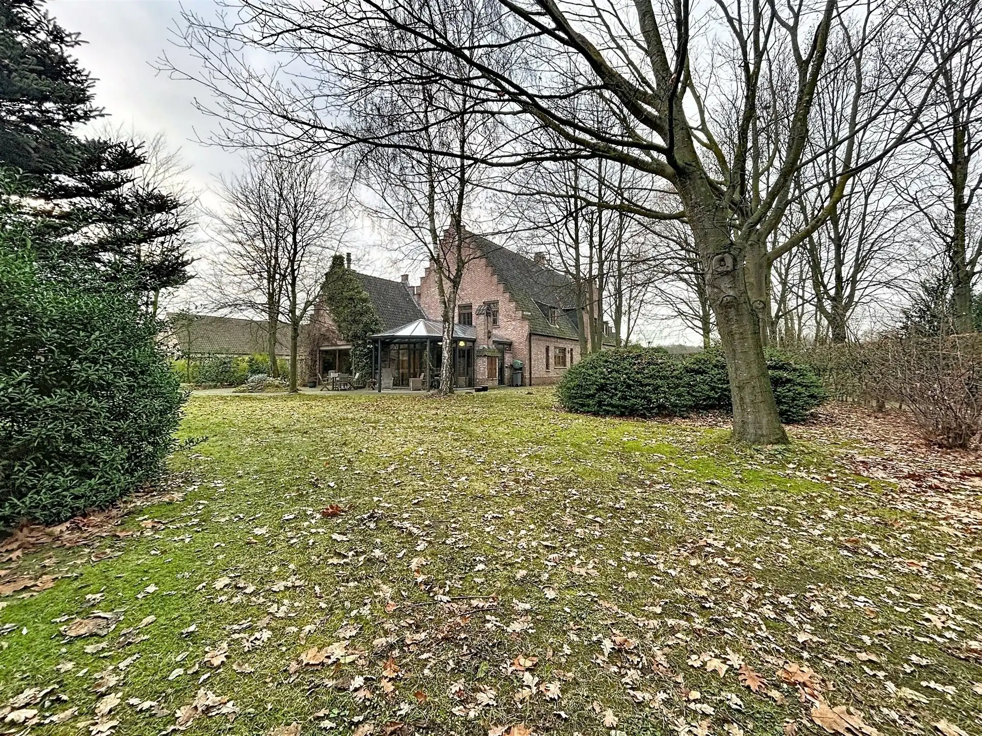 Energiezuinige statige villa met 5 slaapkamers en riant bijgebouw op perceel van 14262m² foto {{pictureIndex}}