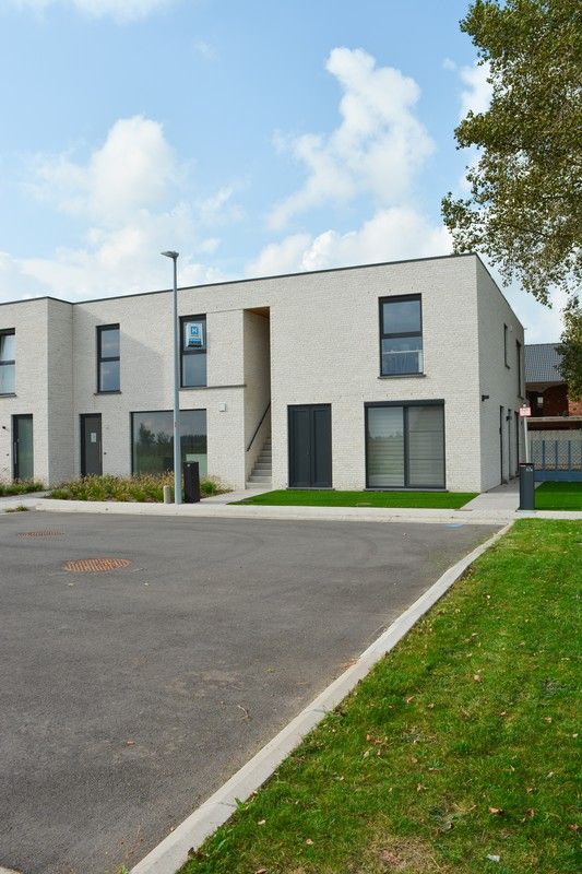 Moderne nieuwbouwwoning gelegen in Rumbeke foto {{pictureIndex}}