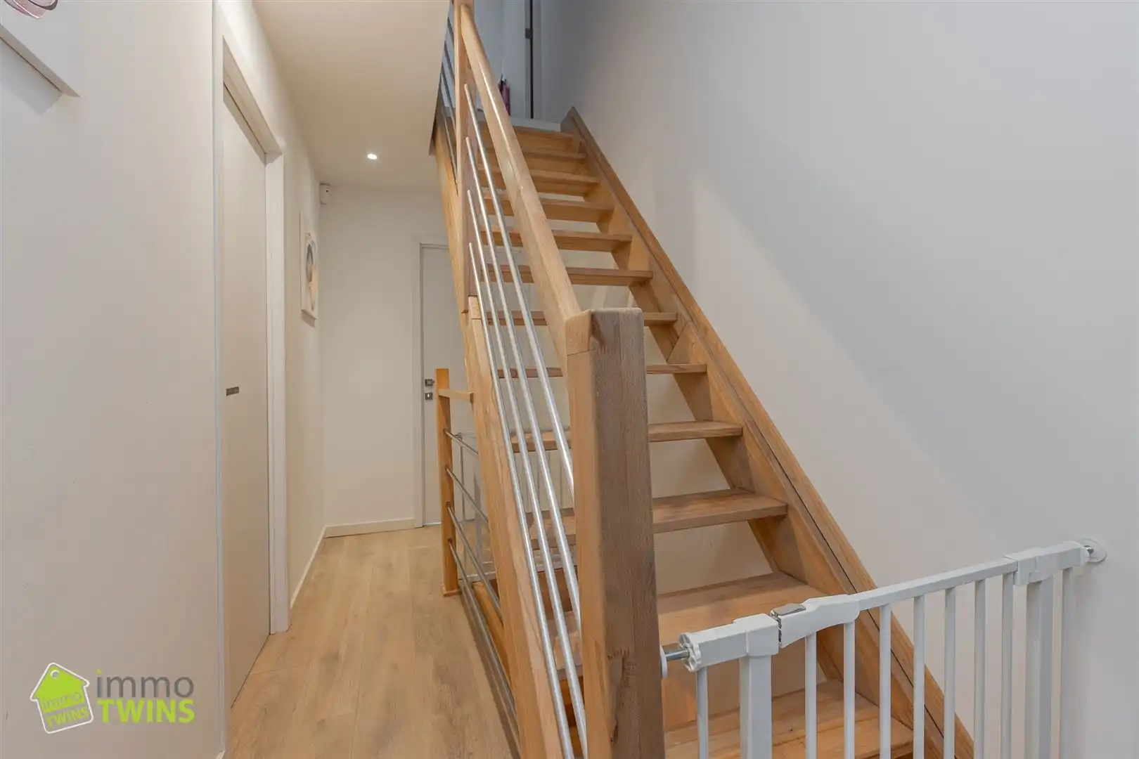 In een rustige maar toch centraal gelegen straat ontdekken we deze volledig instapklare, verrassend ruime en bijzonder energiezuinige woning foto 18