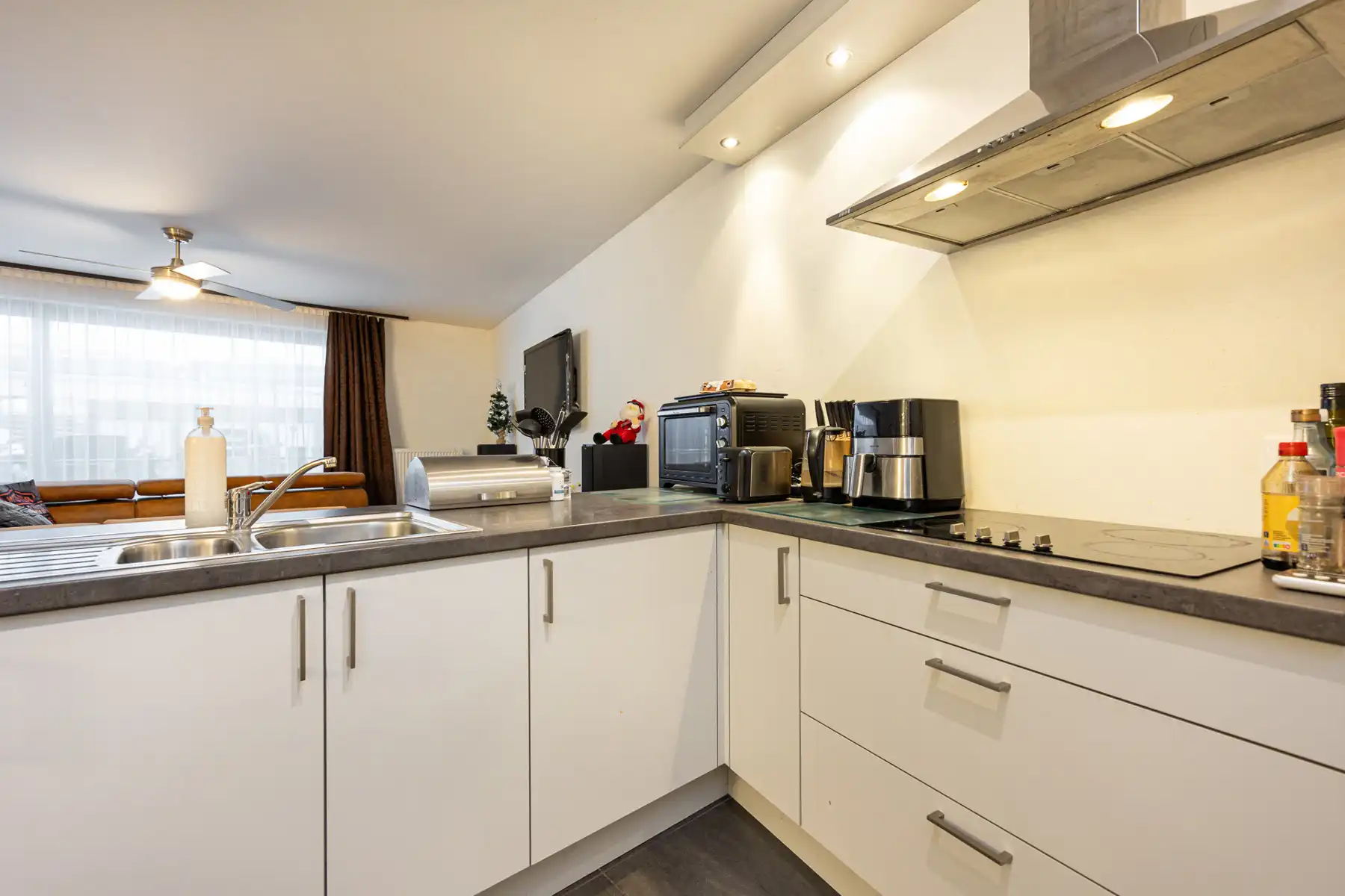 Instapklaar gelijkvloers appartement (97 m²) + parkeerplaats foto 10