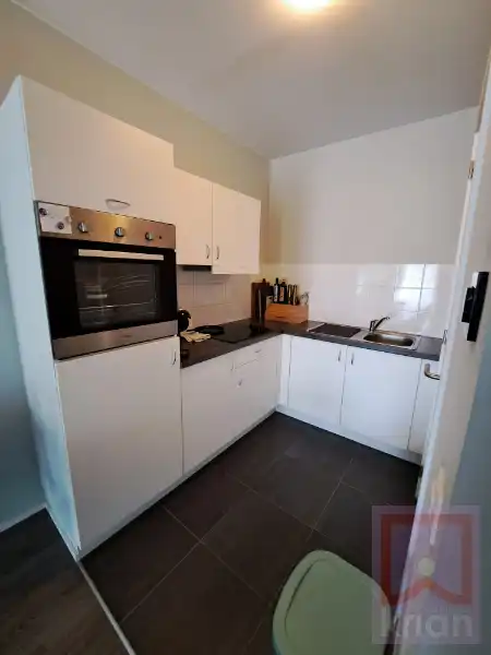 Instapklaar 1-slpk appartement met terras, autostaanplaats en grote kelderberging. foto 4