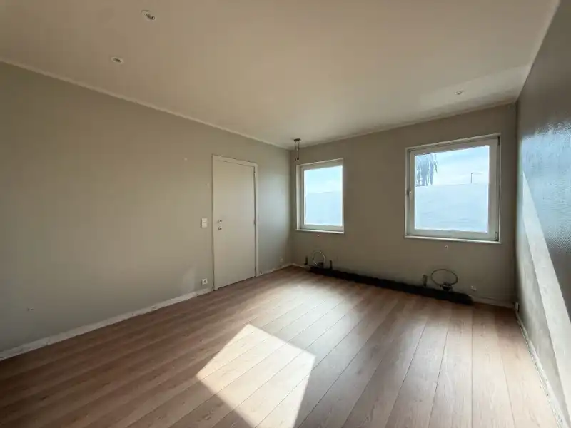 GENK: Bedrijfsgebouw met magazijn, atelier, kantoren en appartement foto 20