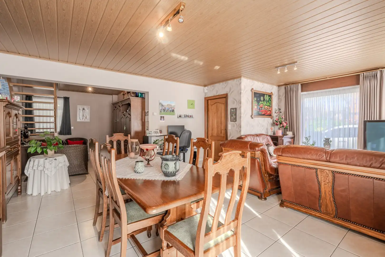 Woning op een ruim perceel van 989 m² foto 4