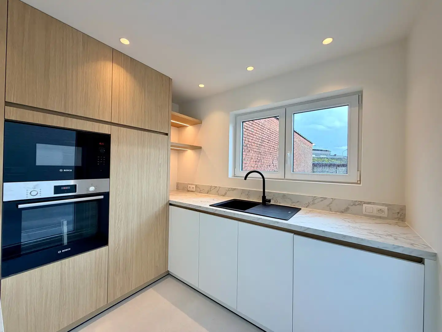 Volledig gerenoveerde woning met 3 slaapkamers en tuin te Izegem! foto 7