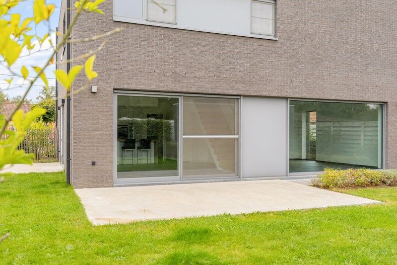 Hedendaags woonhuis met 3 slaapkamers en tuin foto 22