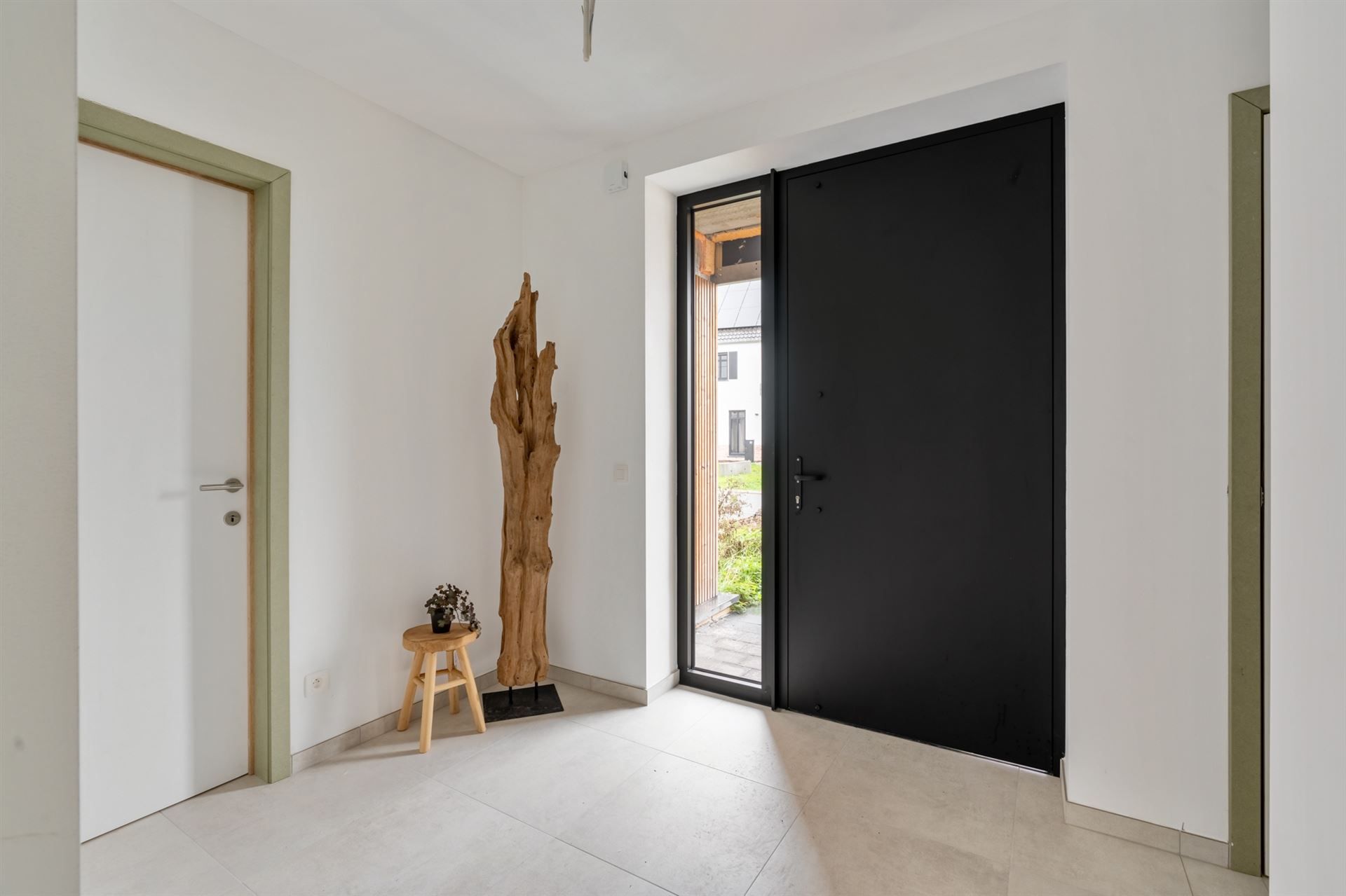 Gelijkvloerse woning met carport en tuin. foto 22