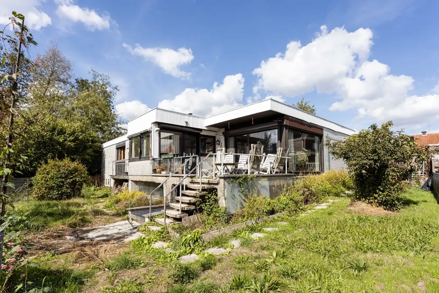 Ruime bungalow uit 1960 met panoramisch uitzicht en groene tuin in Zwevegem foto 9