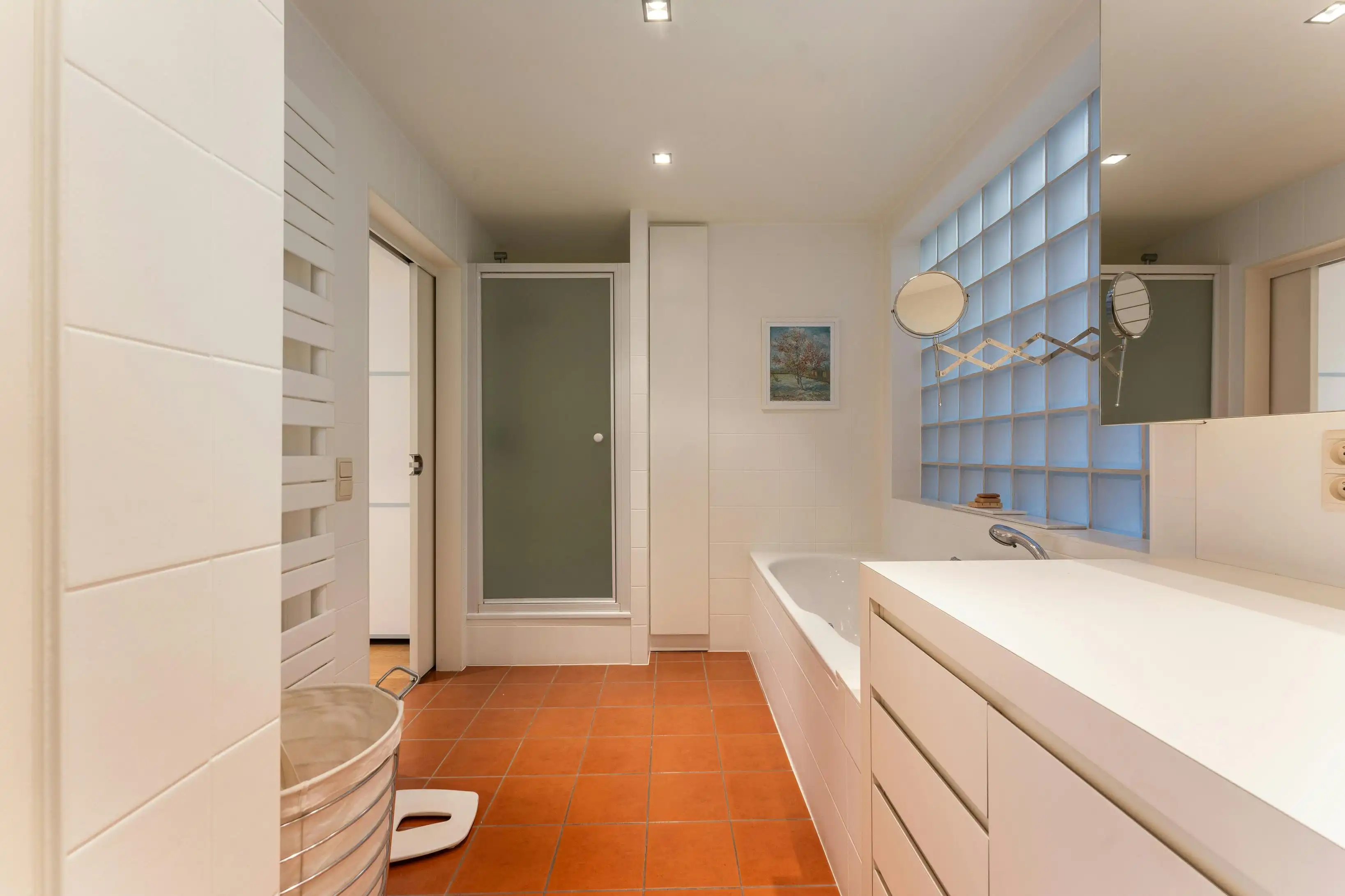 Ruime woning met handelsgelijkvloers en appartement in het centrum van Veurne. foto 6