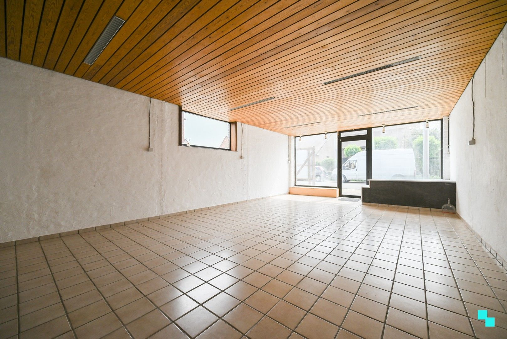 Ruime opslagplaats met voorliggende parkeerplaats te Izegem, Bosmolens foto 14