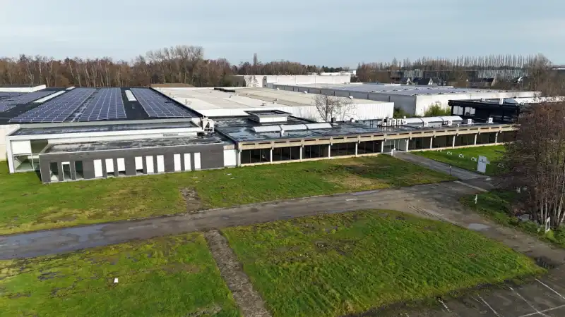 Magazijn met kantoren te huur foto 13