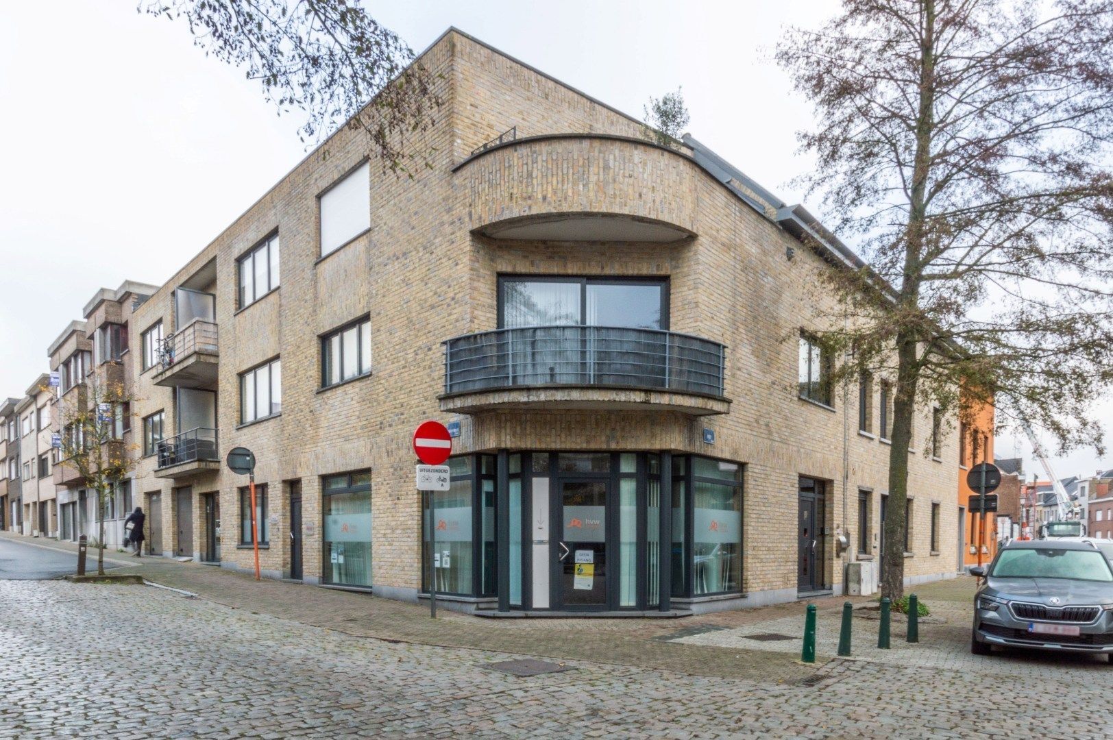 Recent en lichtrijk handels-/kantoorgelijkvloers ! foto 2