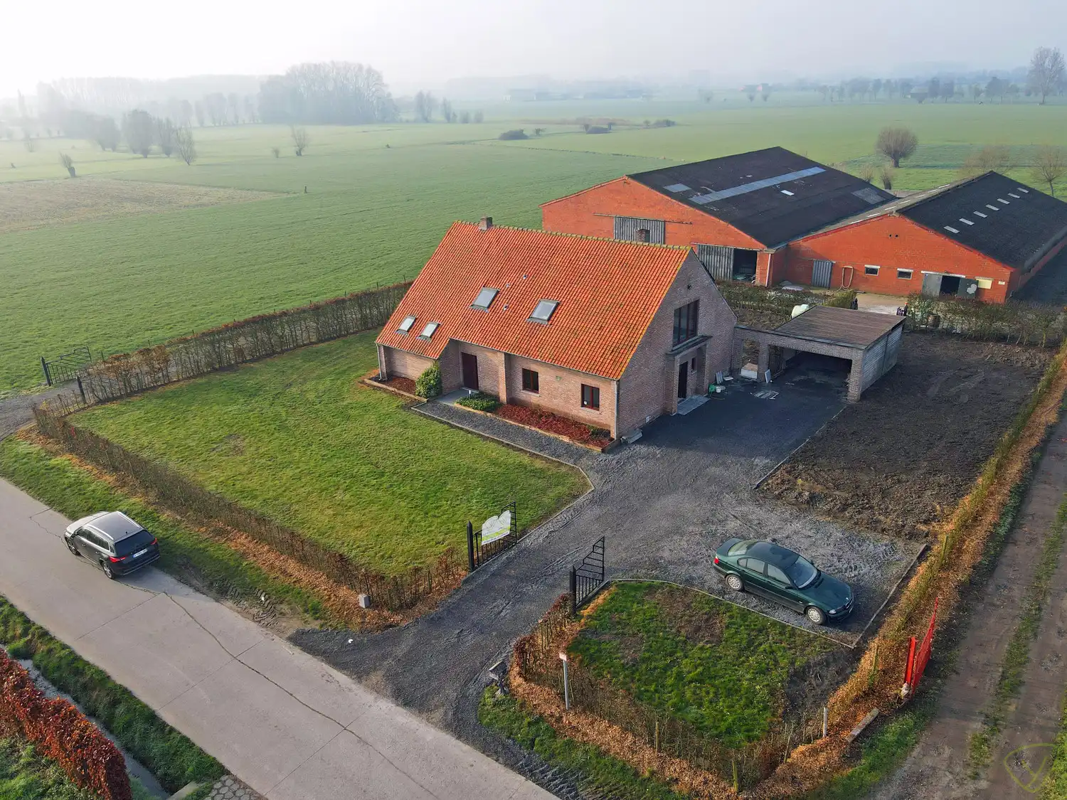 Ruime alleenstaande woning in fermettestijl op landelijke ligging te Zomergem! foto {{pictureIndex}}