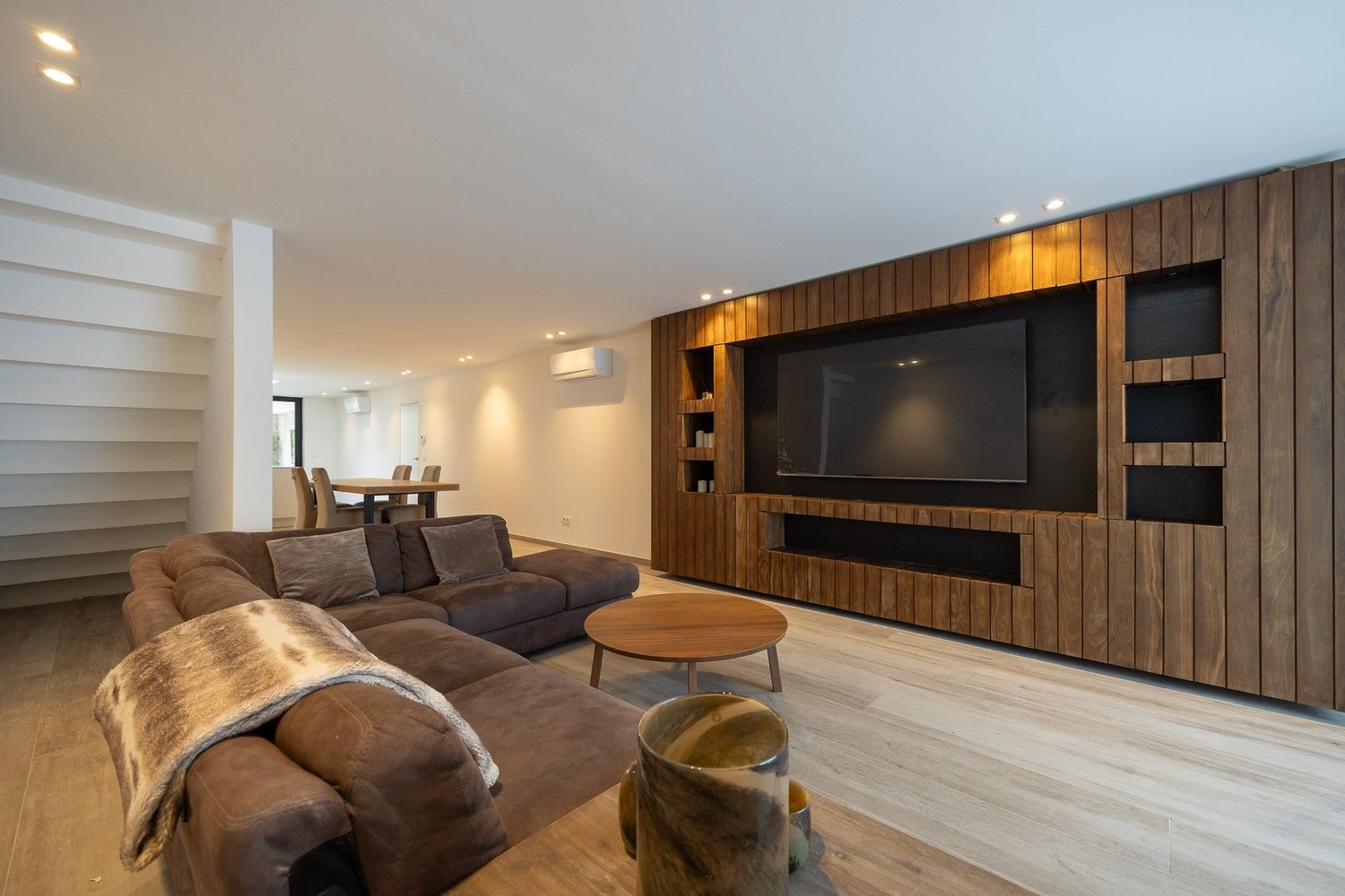 Stijlvol gerenoveerde woning in het hart van ’s-Gravenwezel foto 2