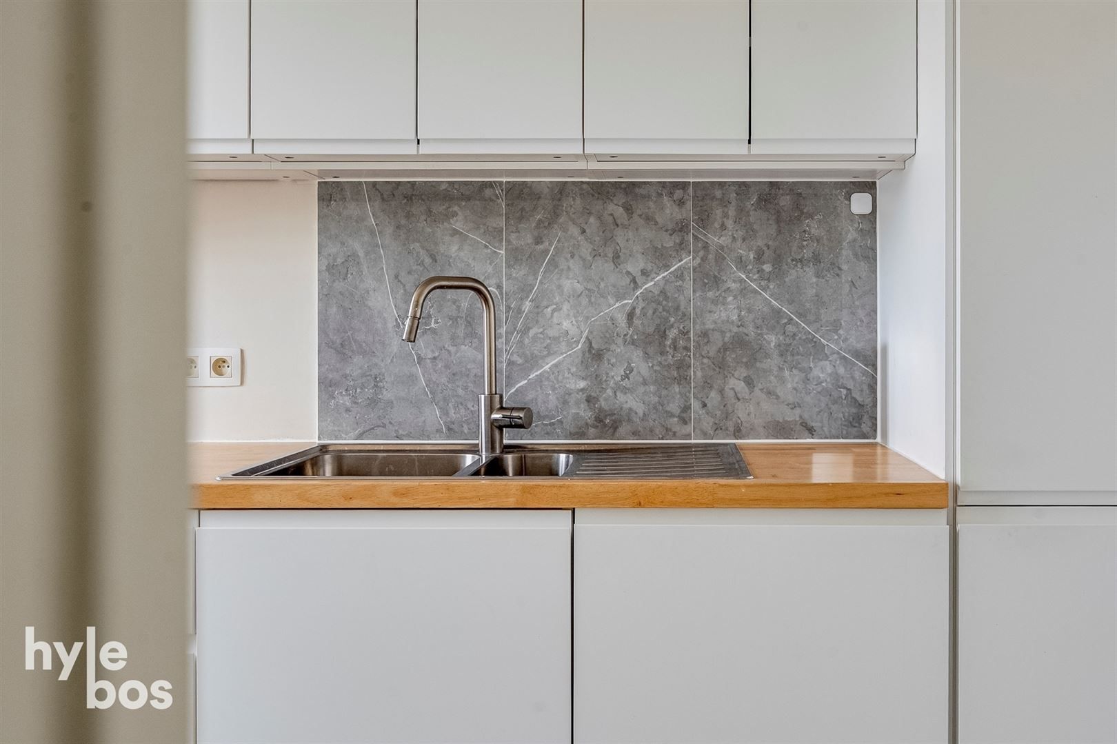 Instapklaar 2 slaapkamer appartement gelegen op de Markt van Moerbeke foto 9